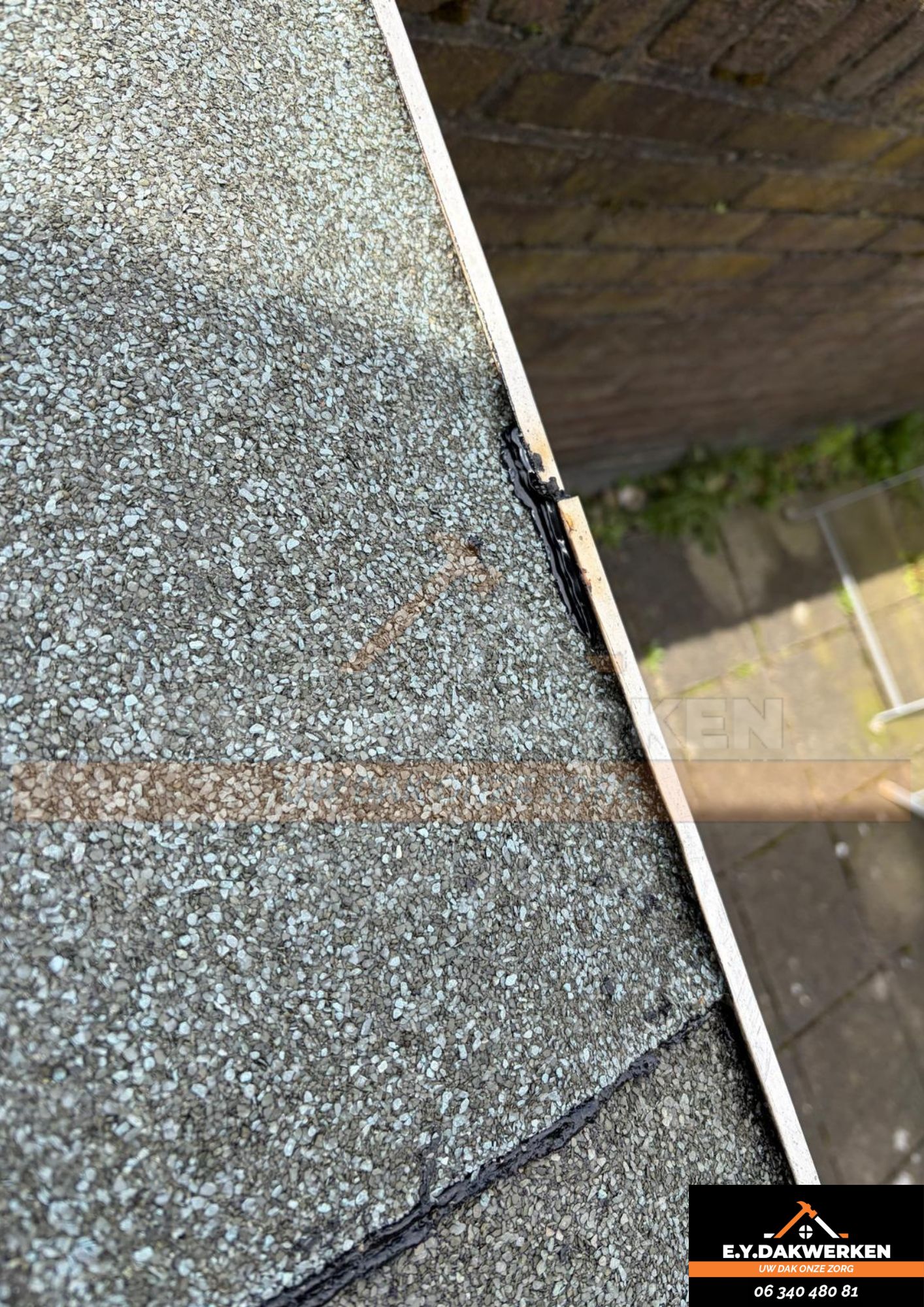 Detail van bitumen dakbedekking met leislag bij de dakrand